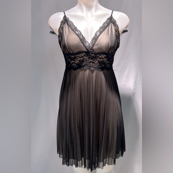 Forever 21 Other - Elegant Black Lace Chemise